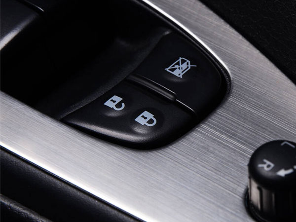 汽車裝飾件激光拉絲設(shè)備—激光打標(biāo)機(jī) &nbsp;塑料拉絲